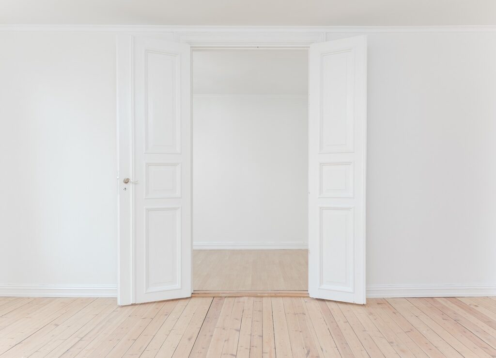 ¿Cómo limpiar puertas lacadas en blanco en tu salón?