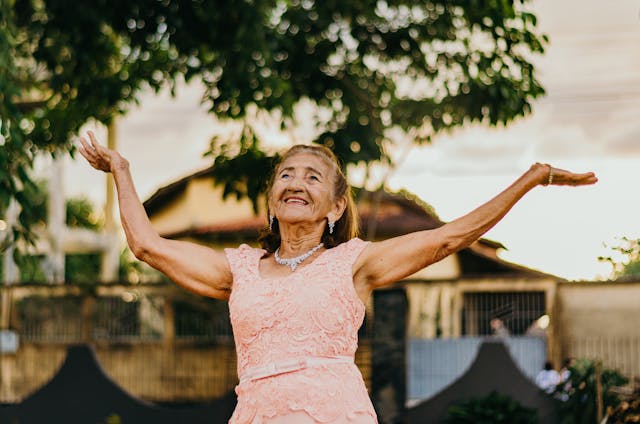 combinar vestido rosa palo para boda​